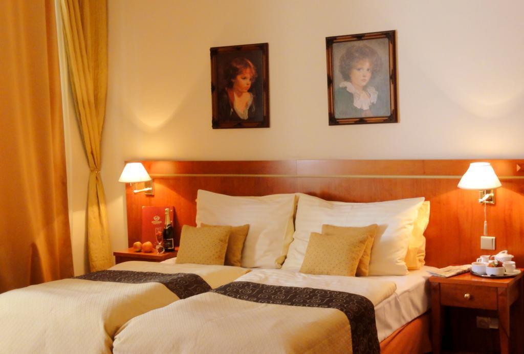 פראג Hotel Raffaello מראה חיצוני תמונה